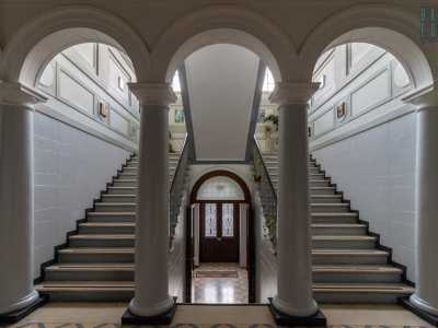 Dinanzi a noi si dirama una rampa monumentale...